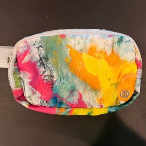 Lululemon Everywhere Belt Bag 1L, No Limits (white-multi)